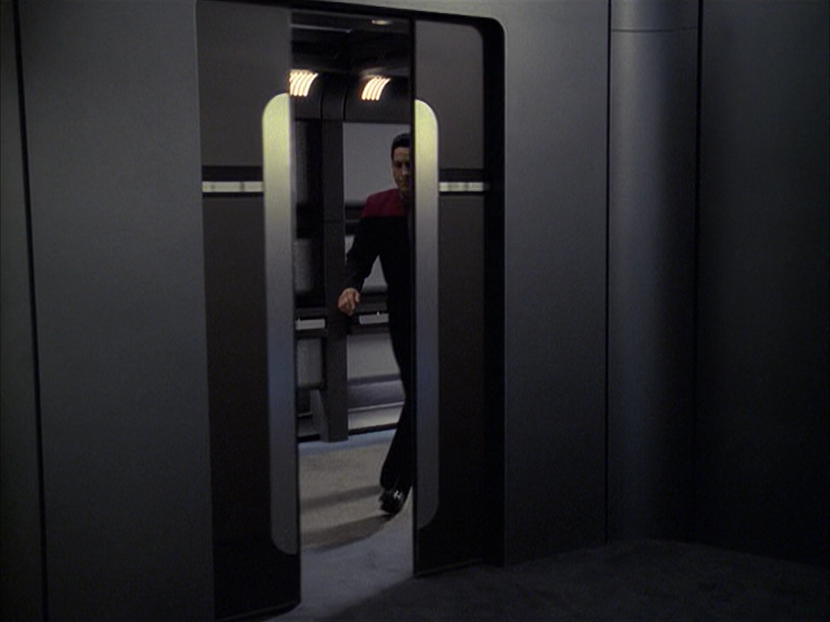 extant_StarTrek_VOY_6x09-TheVoyagerConspiracy_01644.jpg
