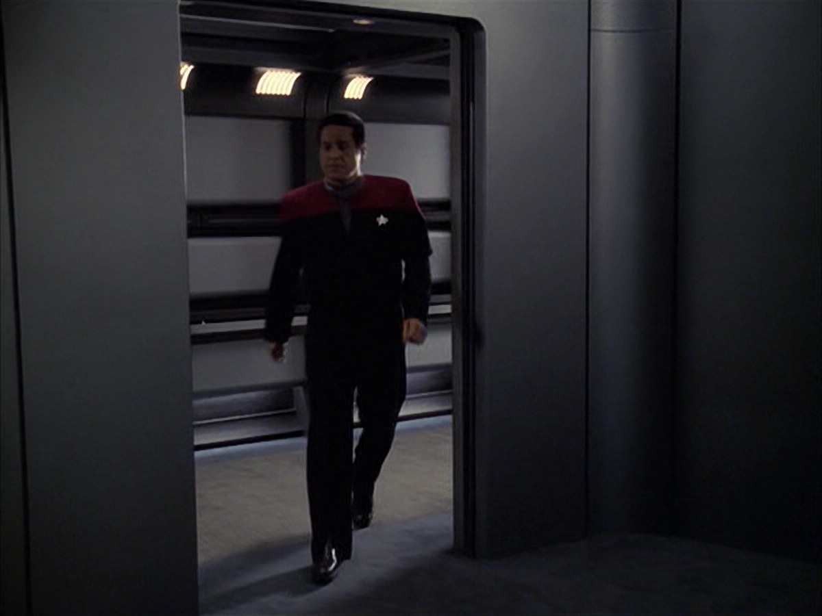 extant_StarTrek_VOY_6x09-TheVoyagerConspiracy_01645.jpg