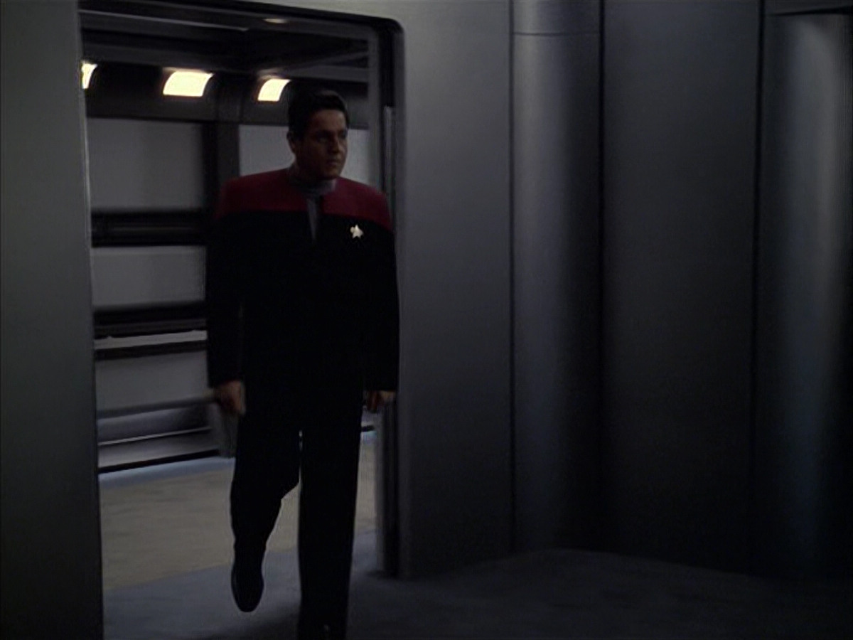 extant_StarTrek_VOY_6x09-TheVoyagerConspiracy_01646.jpg