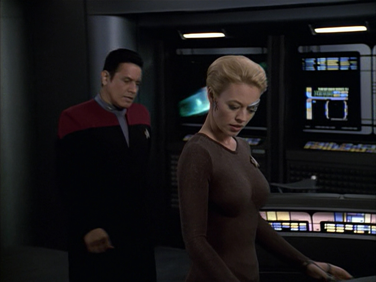 extant_StarTrek_VOY_6x09-TheVoyagerConspiracy_01726.jpg