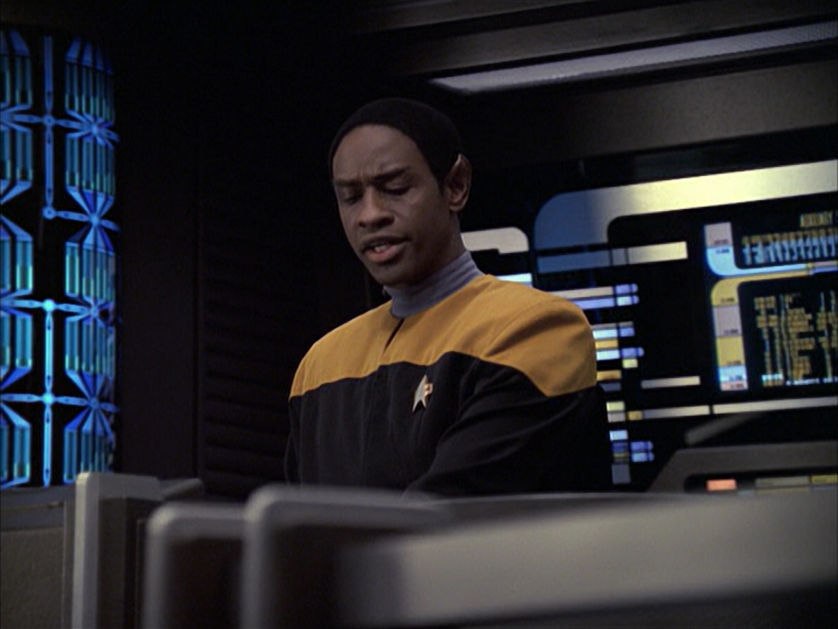 extant_StarTrek_VOY_6x09-TheVoyagerConspiracy_02170.jpg