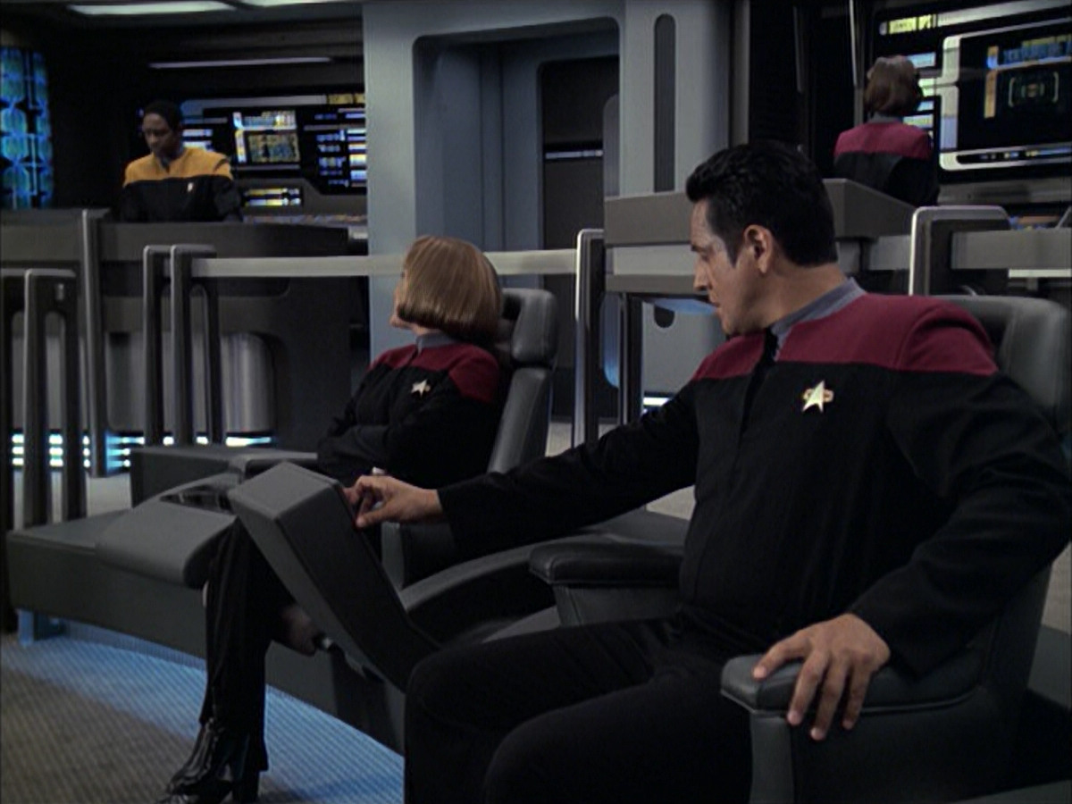 extant_StarTrek_VOY_6x09-TheVoyagerConspiracy_02175.jpg
