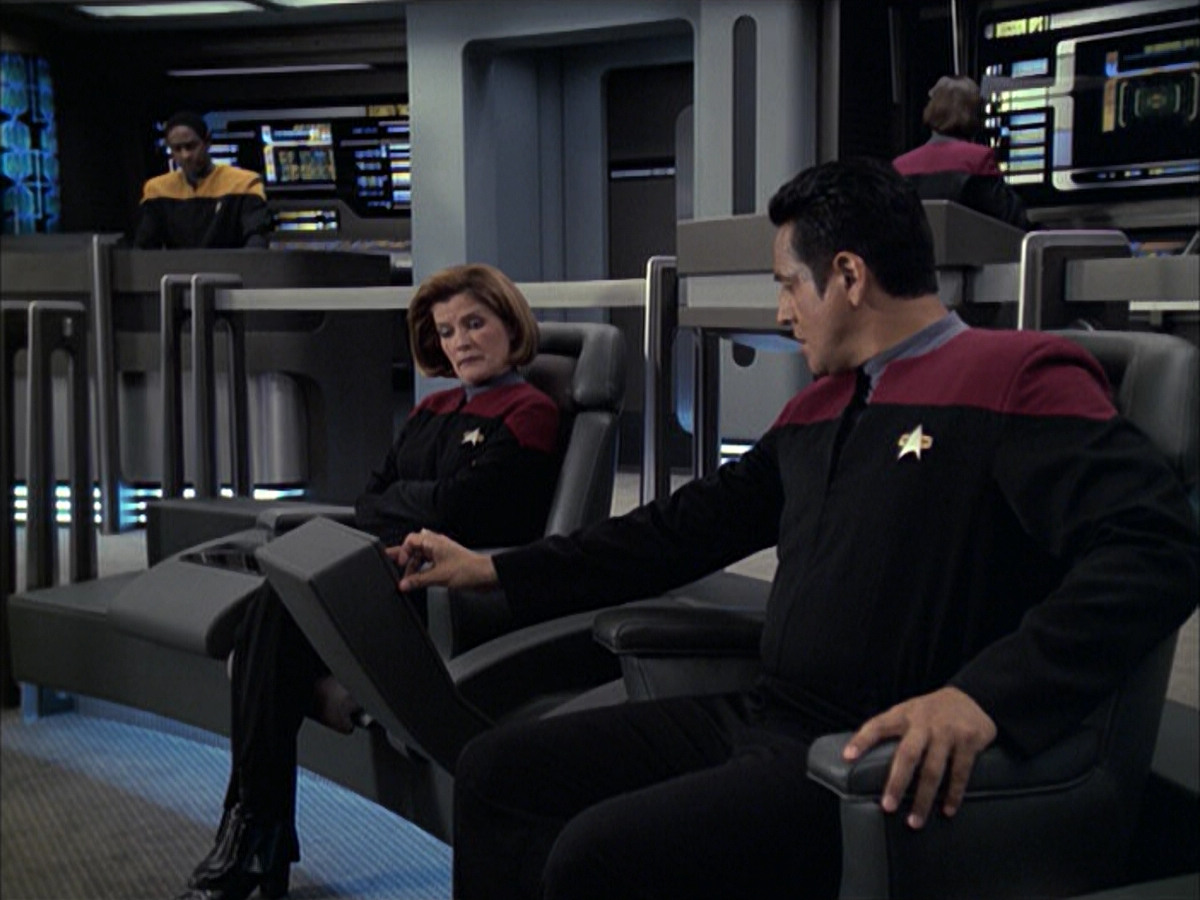 extant_StarTrek_VOY_6x09-TheVoyagerConspiracy_02177.jpg
