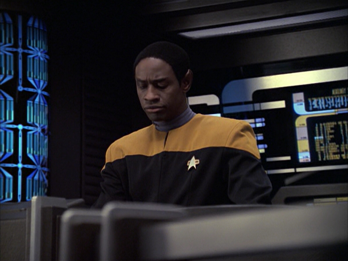 extant_StarTrek_VOY_6x09-TheVoyagerConspiracy_02178.jpg