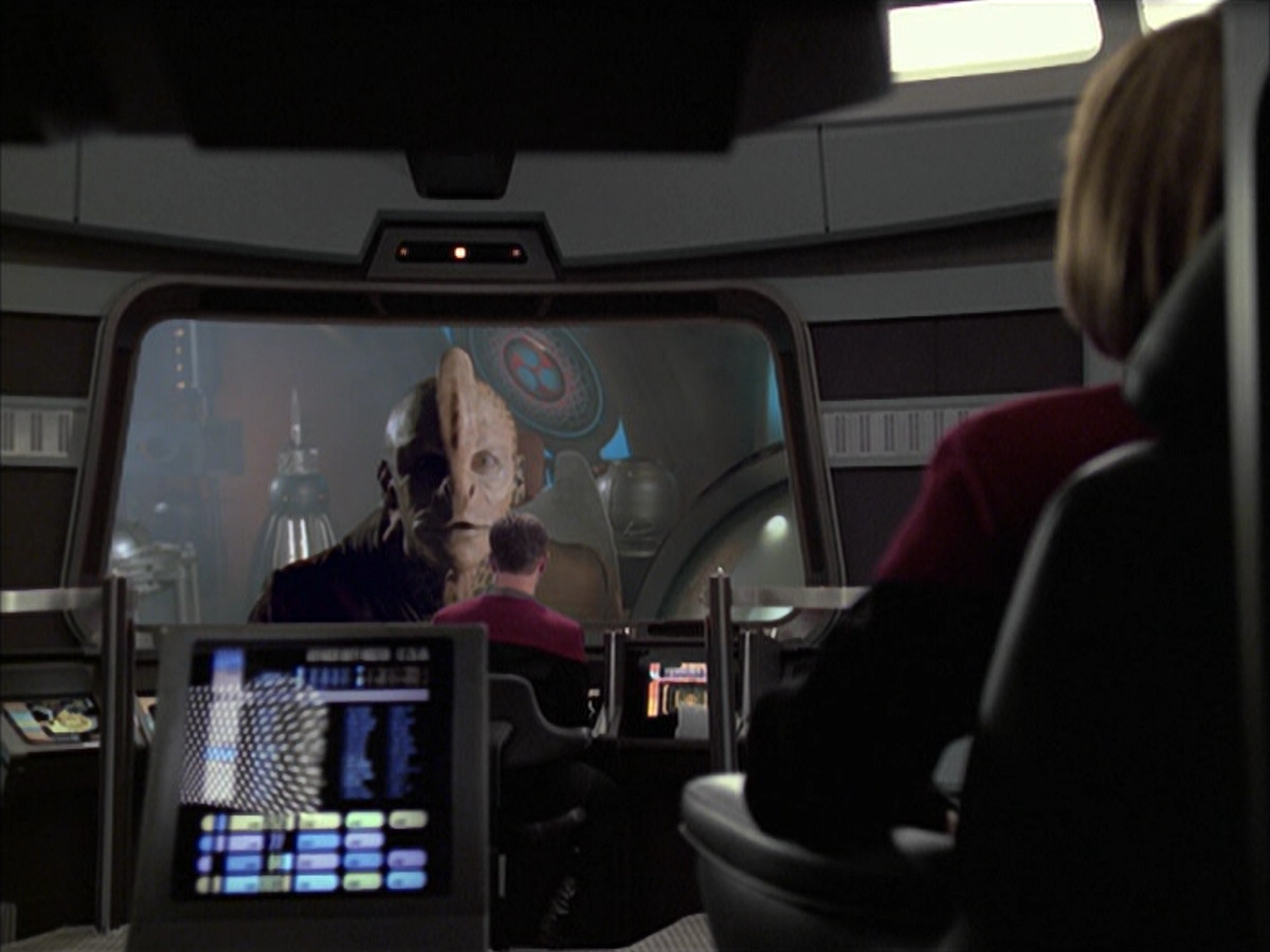 extant_StarTrek_VOY_6x09-TheVoyagerConspiracy_02184.jpg