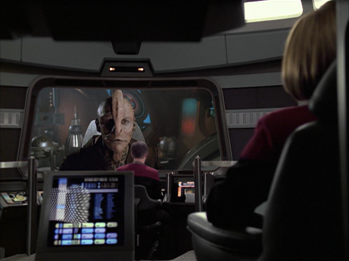 extant_StarTrek_VOY_6x09-TheVoyagerConspiracy_02195.jpg