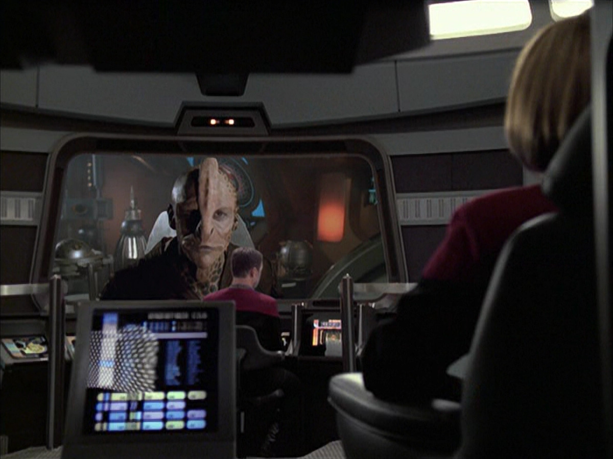 extant_StarTrek_VOY_6x09-TheVoyagerConspiracy_02197.jpg