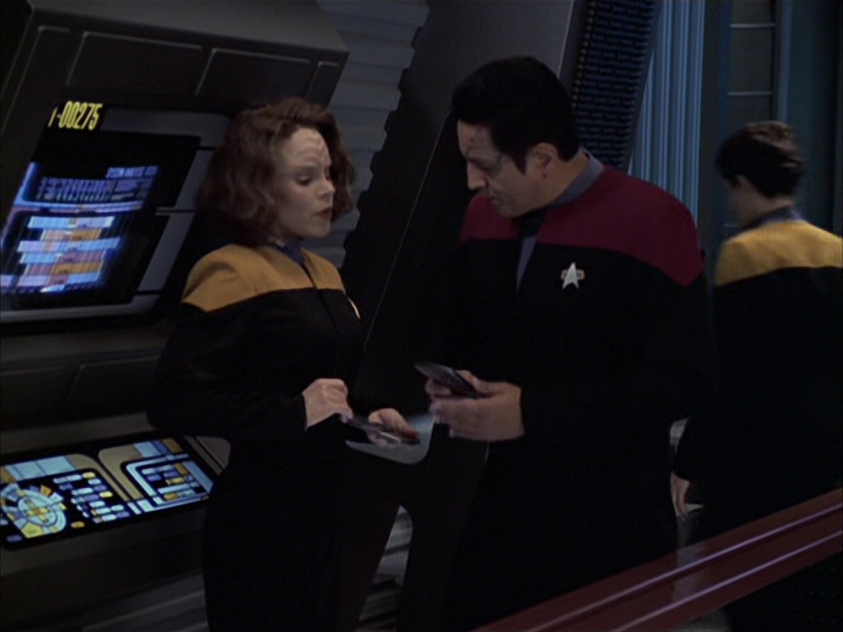 extant_StarTrek_VOY_6x09-TheVoyagerConspiracy_02243.jpg