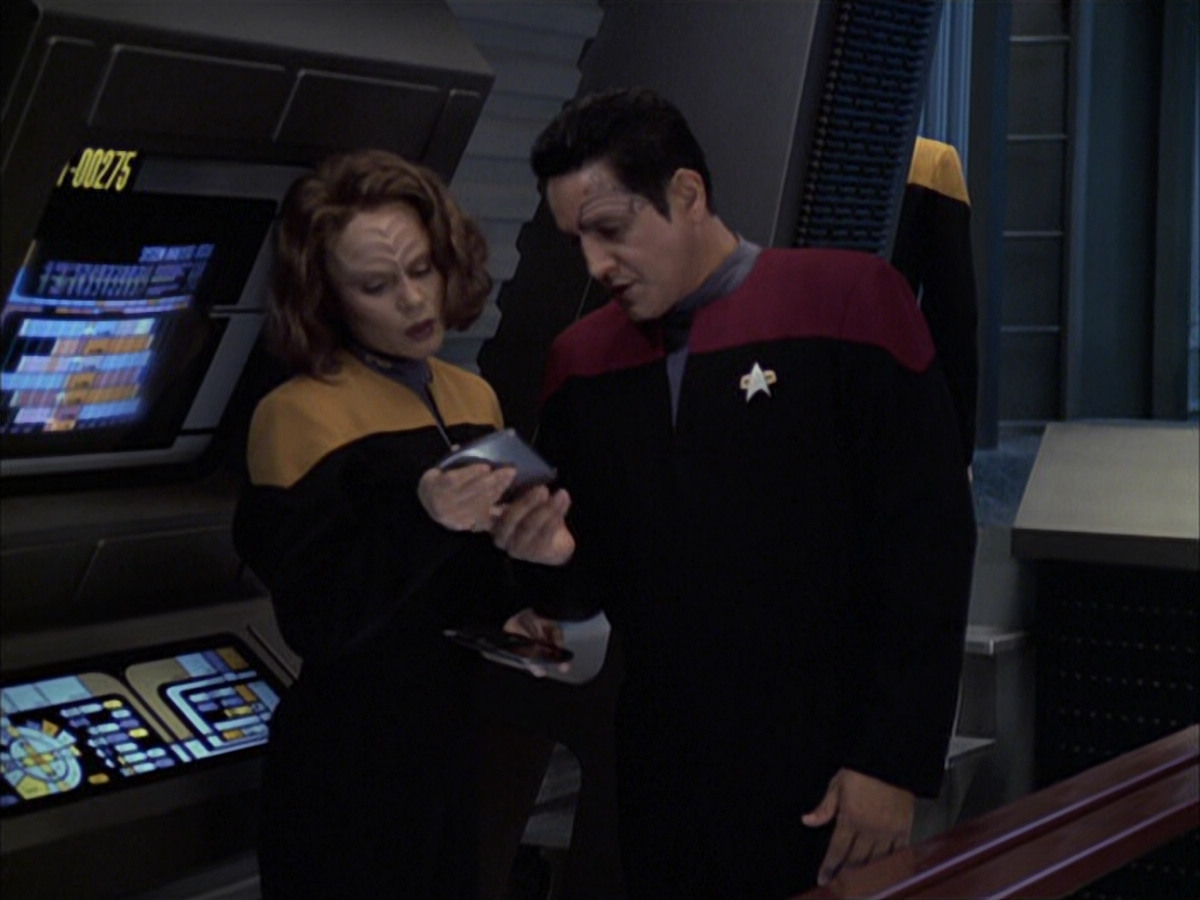 extant_StarTrek_VOY_6x09-TheVoyagerConspiracy_02245.jpg
