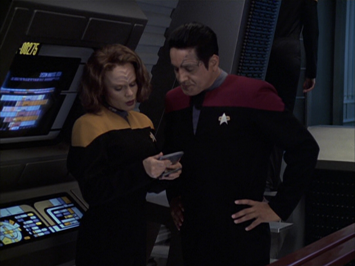 extant_StarTrek_VOY_6x09-TheVoyagerConspiracy_02247.jpg