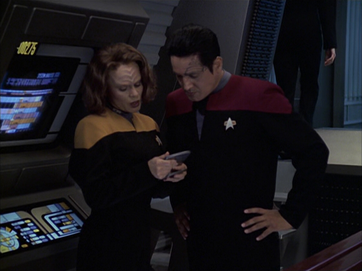 extant_StarTrek_VOY_6x09-TheVoyagerConspiracy_02248.jpg