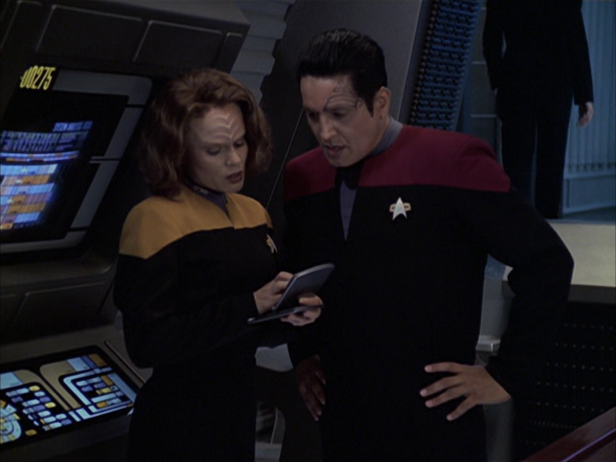 extant_StarTrek_VOY_6x09-TheVoyagerConspiracy_02250.jpg