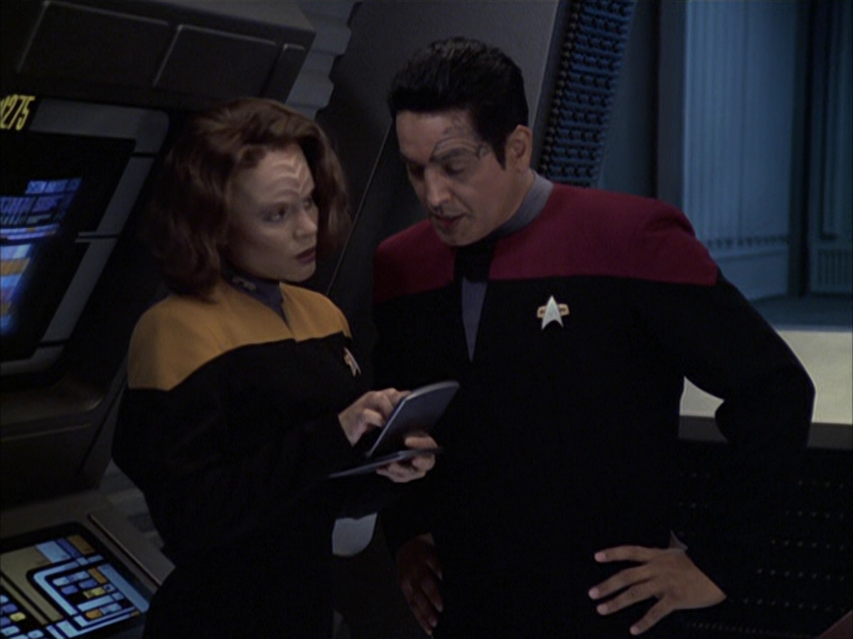 extant_StarTrek_VOY_6x09-TheVoyagerConspiracy_02254.jpg