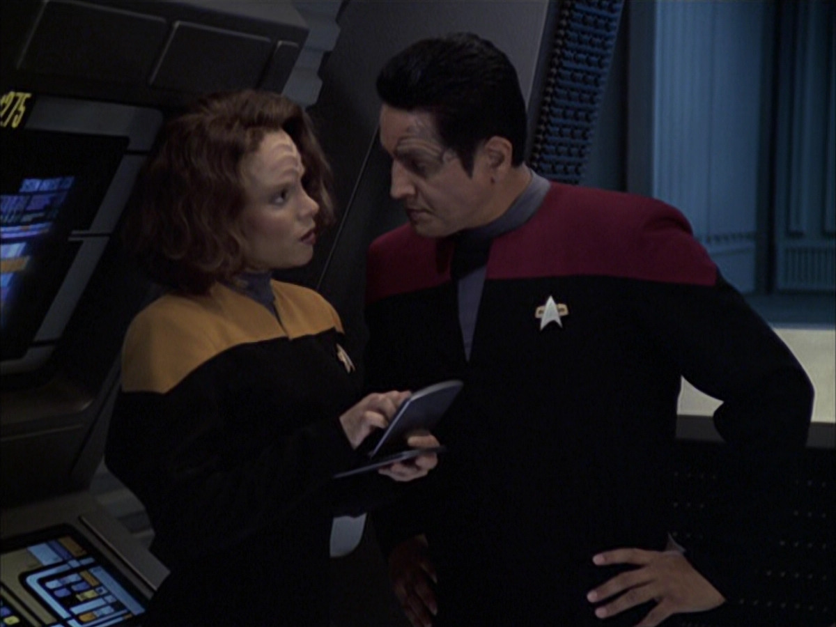 extant_StarTrek_VOY_6x09-TheVoyagerConspiracy_02255.jpg