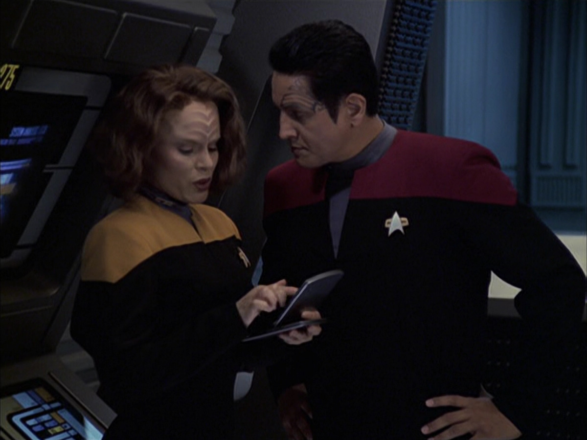 extant_StarTrek_VOY_6x09-TheVoyagerConspiracy_02256.jpg