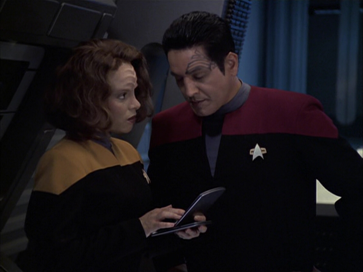 extant_StarTrek_VOY_6x09-TheVoyagerConspiracy_02260.jpg