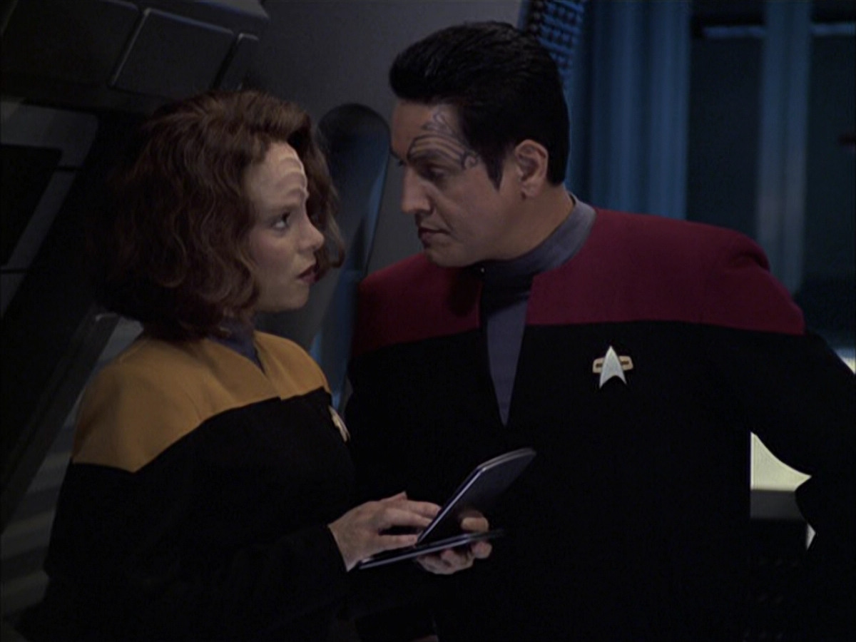 extant_StarTrek_VOY_6x09-TheVoyagerConspiracy_02261.jpg