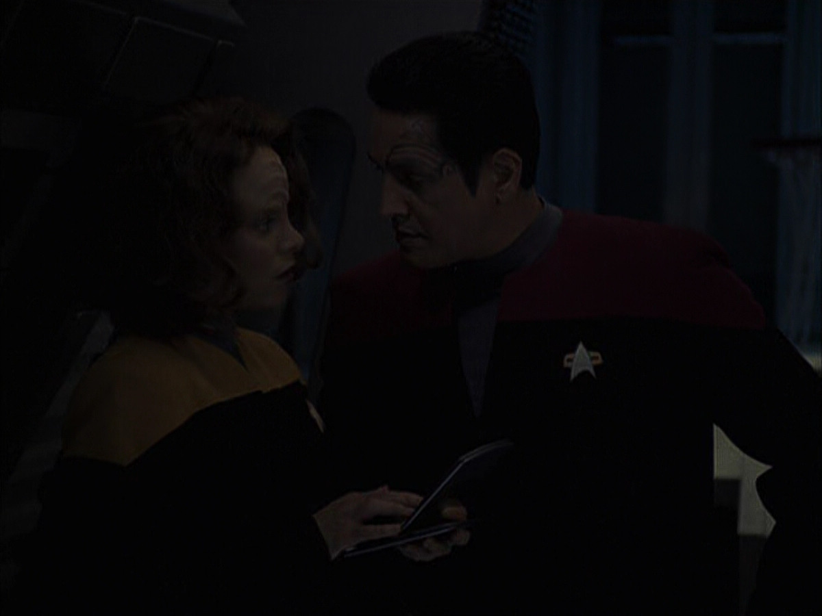 extant_StarTrek_VOY_6x09-TheVoyagerConspiracy_02265.jpg