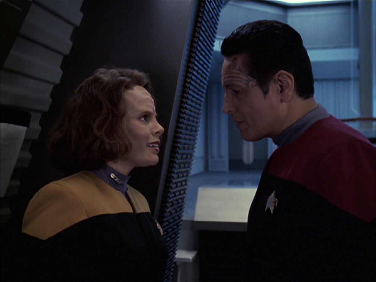 extant_StarTrek_VOY_6x09-TheVoyagerConspiracy_02276.jpg