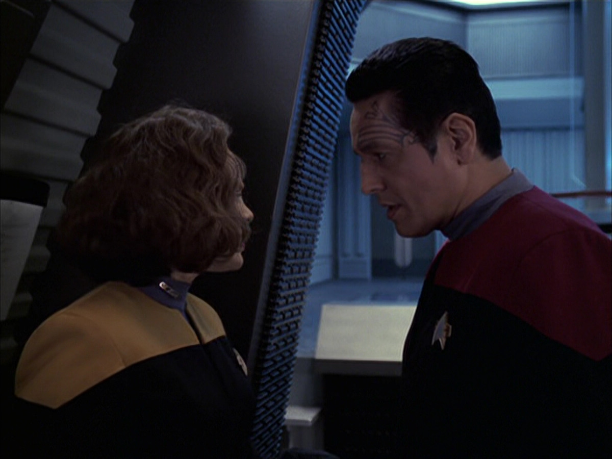extant_StarTrek_VOY_6x09-TheVoyagerConspiracy_02277.jpg