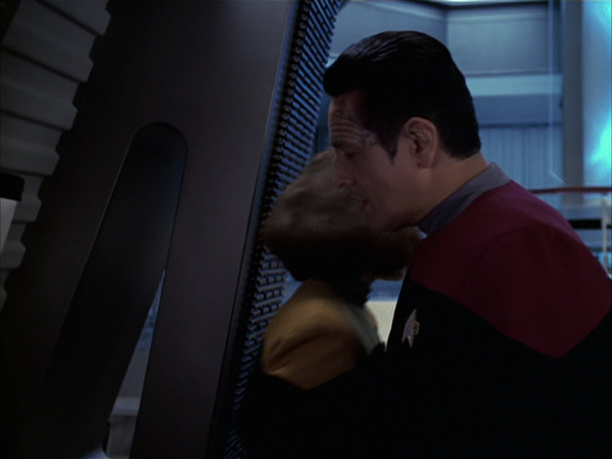 extant_StarTrek_VOY_6x09-TheVoyagerConspiracy_02280.jpg