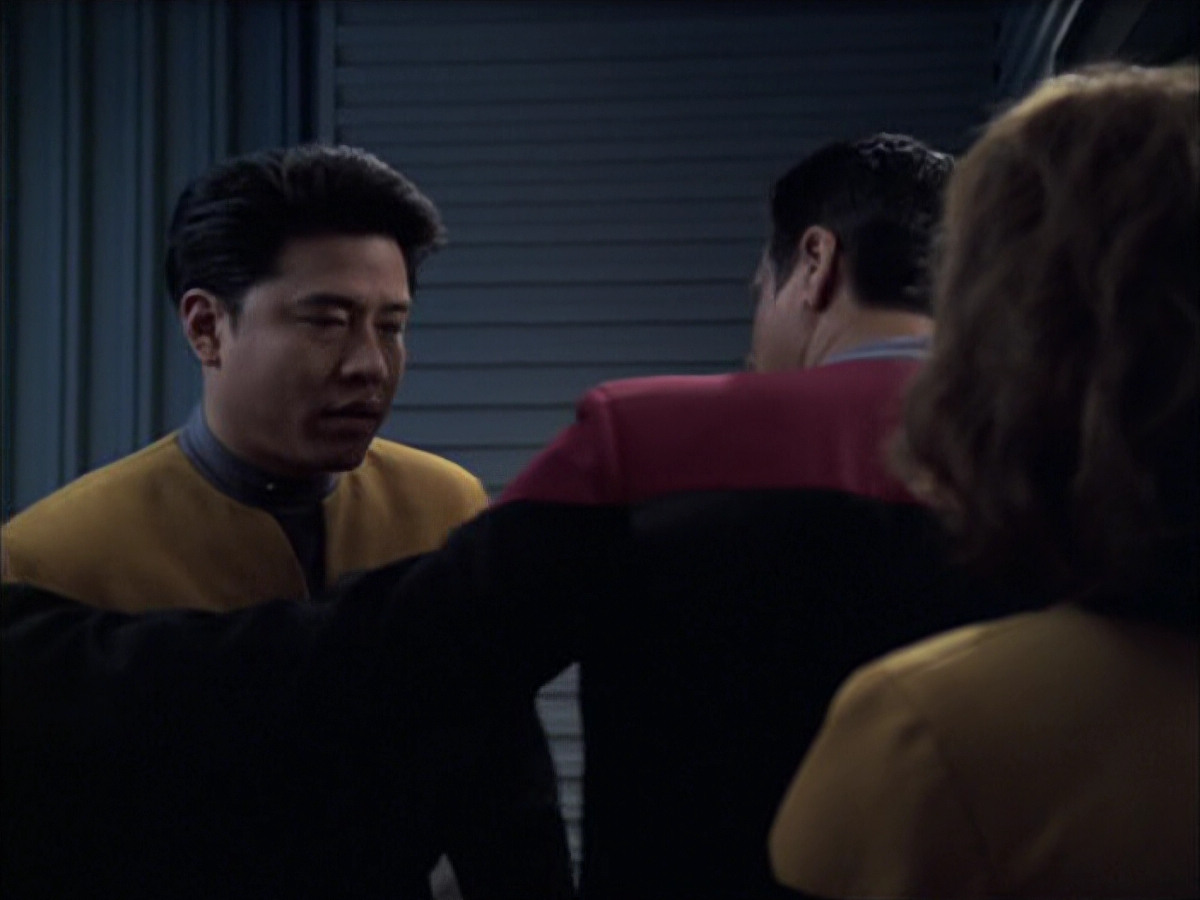 extant_StarTrek_VOY_6x09-TheVoyagerConspiracy_02371.jpg