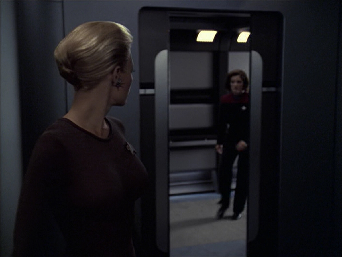 extant_StarTrek_VOY_6x09-TheVoyagerConspiracy_02412.jpg