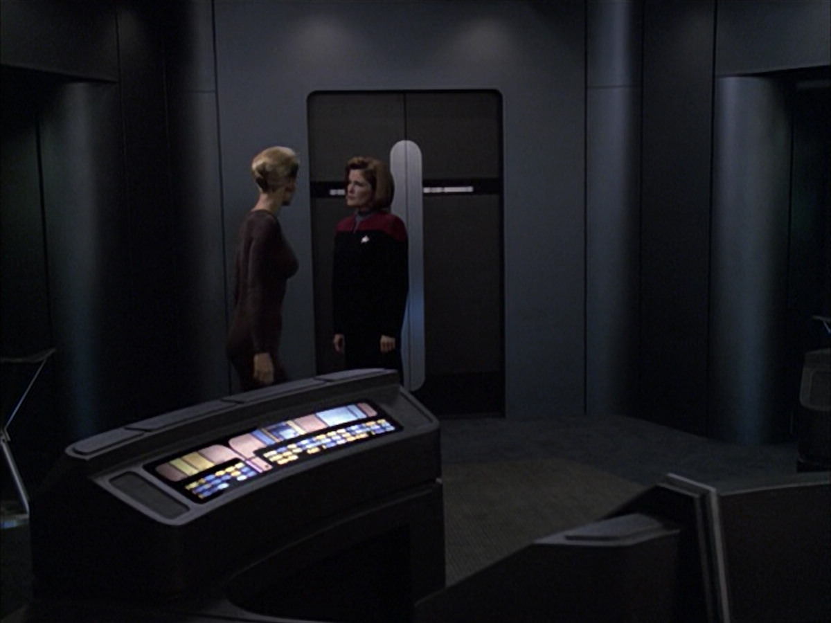 extant_StarTrek_VOY_6x09-TheVoyagerConspiracy_02457.jpg