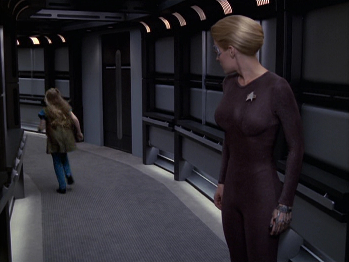 extant_StarTrek_VOY_6x09-TheVoyagerConspiracy_02774.jpg