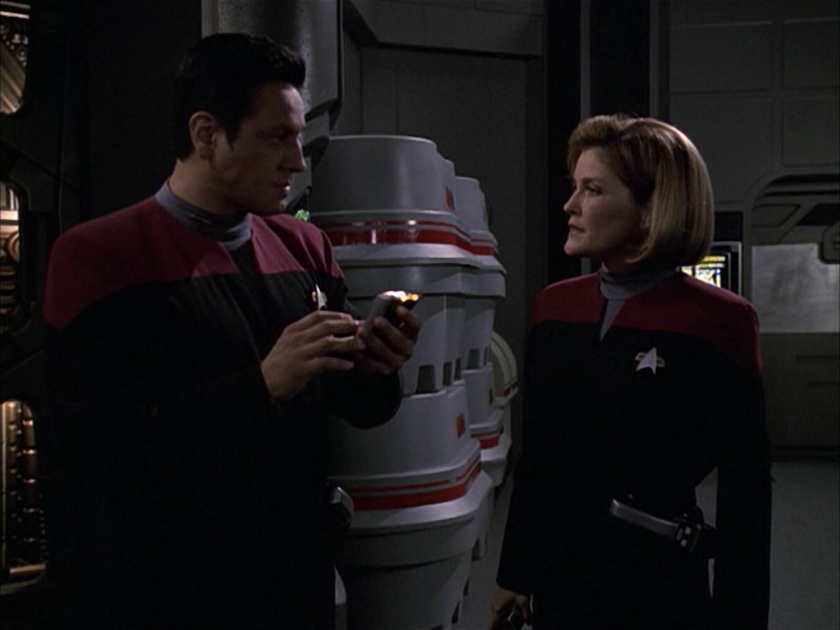 extant_StarTrek_VOY_6x09-TheVoyagerConspiracy_02791.jpg