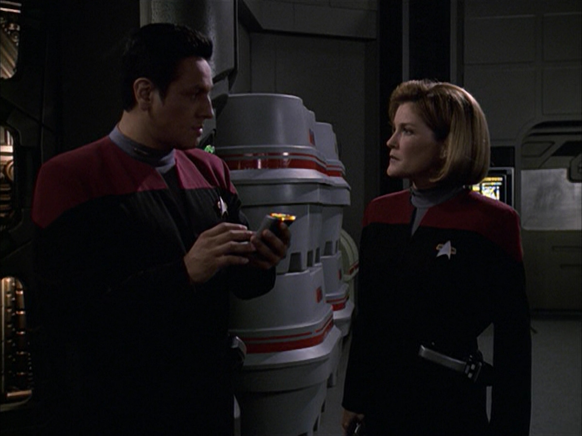 extant_StarTrek_VOY_6x09-TheVoyagerConspiracy_02792.jpg