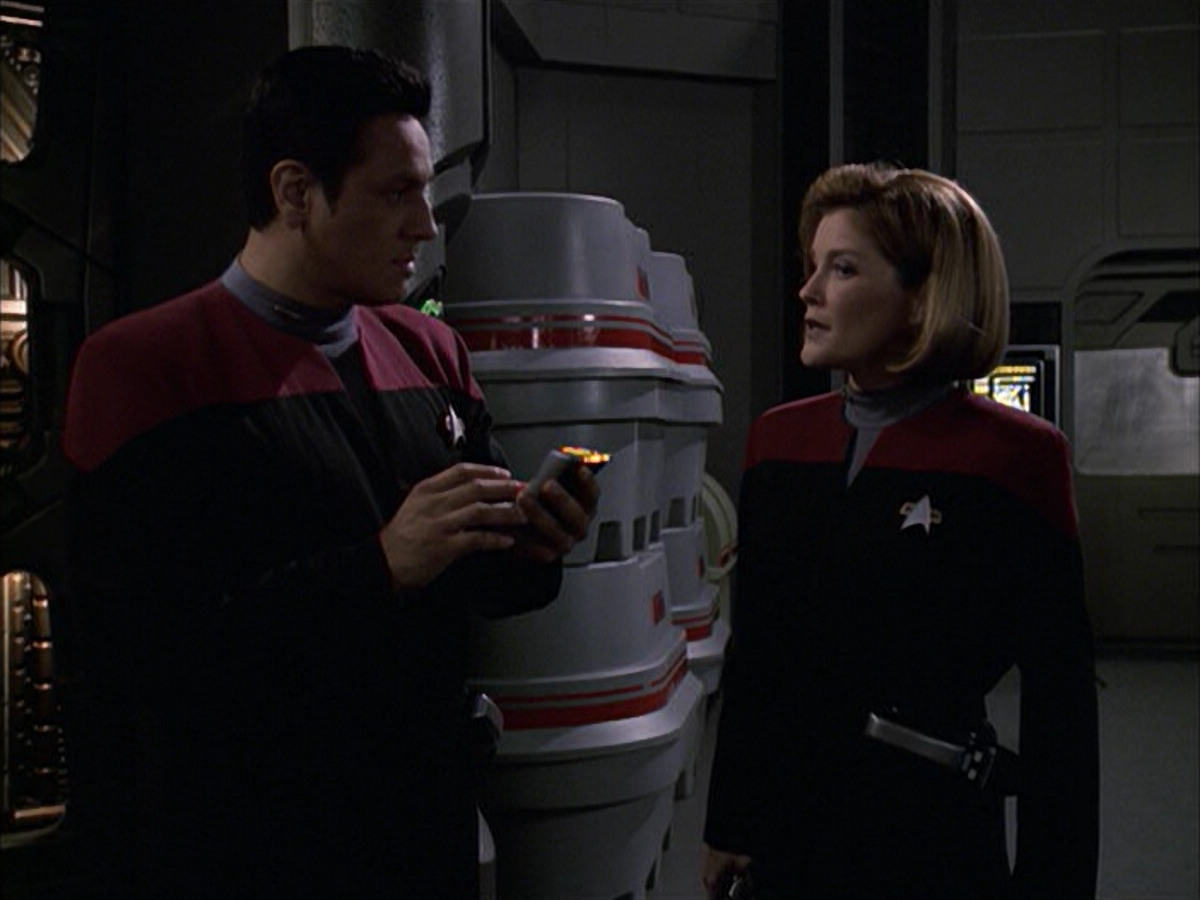 extant_StarTrek_VOY_6x09-TheVoyagerConspiracy_02794.jpg