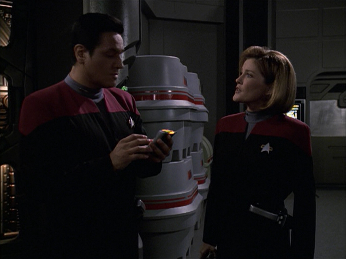 extant_StarTrek_VOY_6x09-TheVoyagerConspiracy_02796.jpg