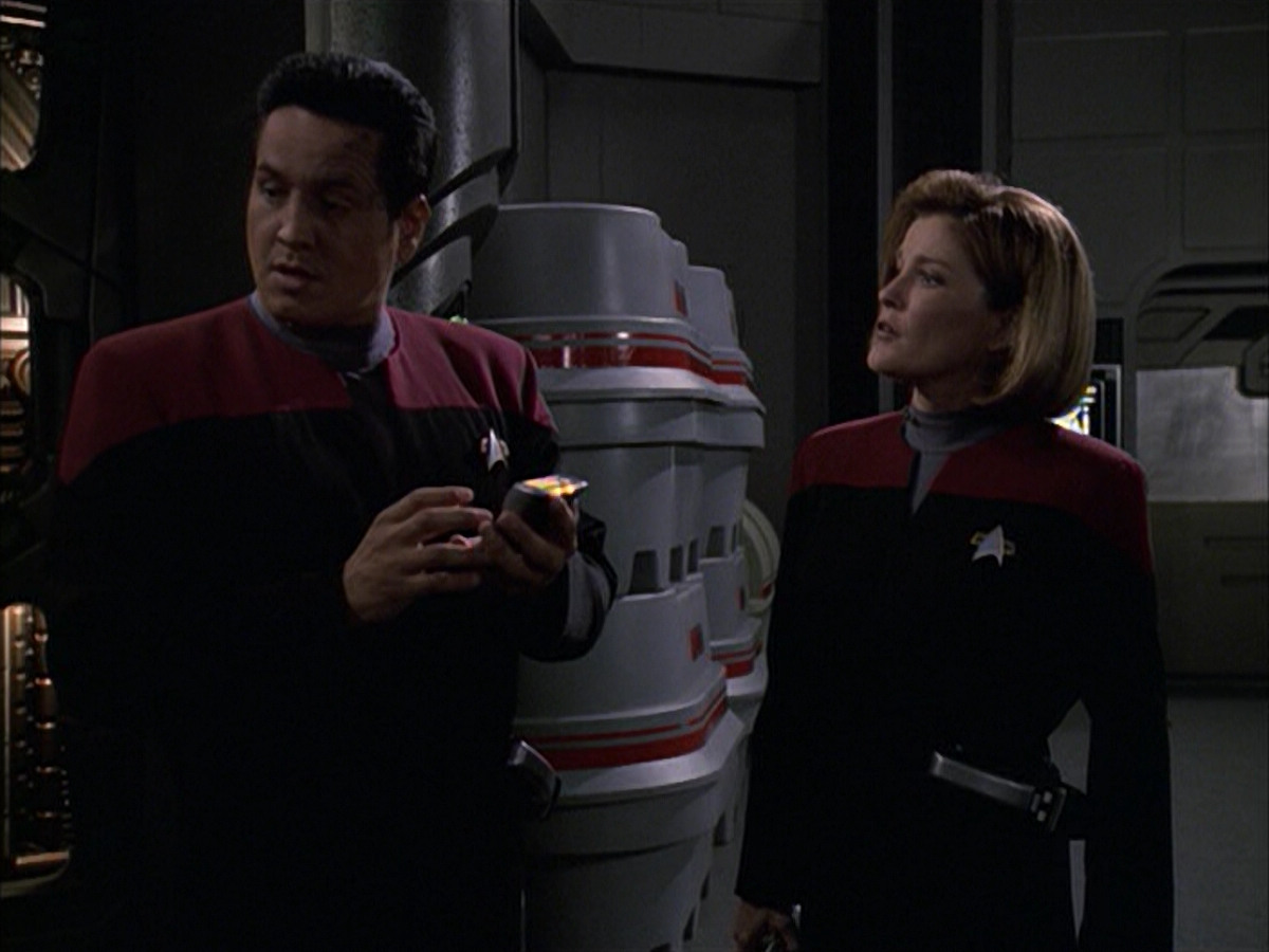 extant_StarTrek_VOY_6x09-TheVoyagerConspiracy_02797.jpg