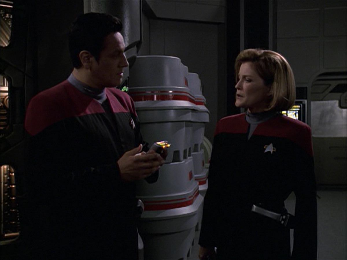extant_StarTrek_VOY_6x09-TheVoyagerConspiracy_02800.jpg