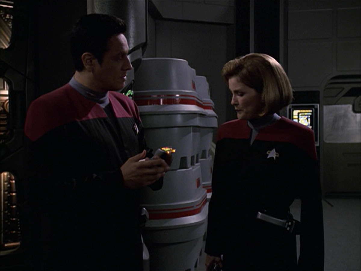 extant_StarTrek_VOY_6x09-TheVoyagerConspiracy_02801.jpg