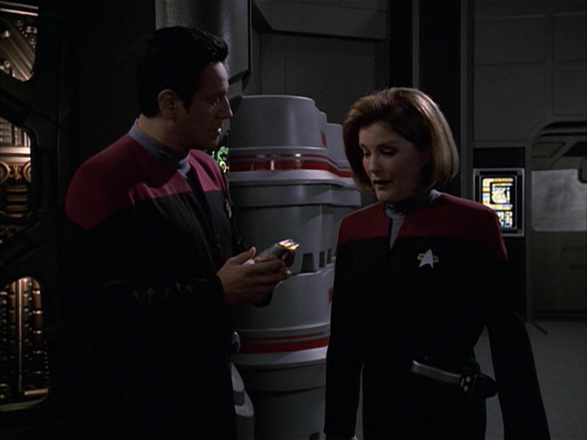 extant_StarTrek_VOY_6x09-TheVoyagerConspiracy_02803.jpg