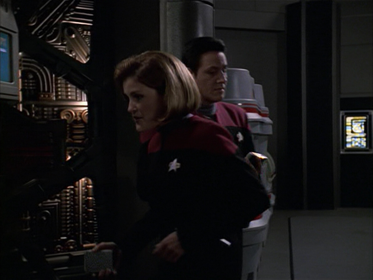 extant_StarTrek_VOY_6x09-TheVoyagerConspiracy_02805.jpg