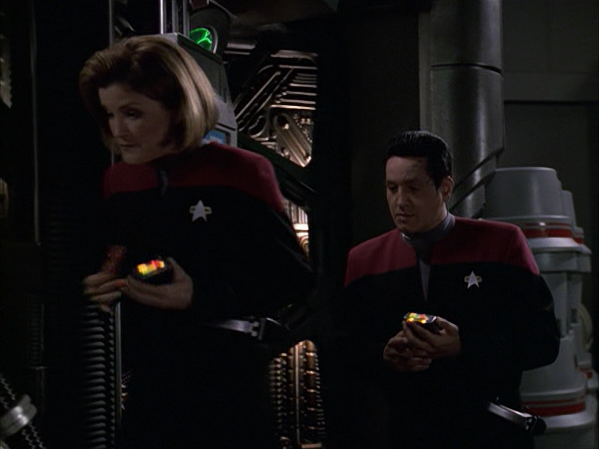 extant_StarTrek_VOY_6x09-TheVoyagerConspiracy_02807.jpg