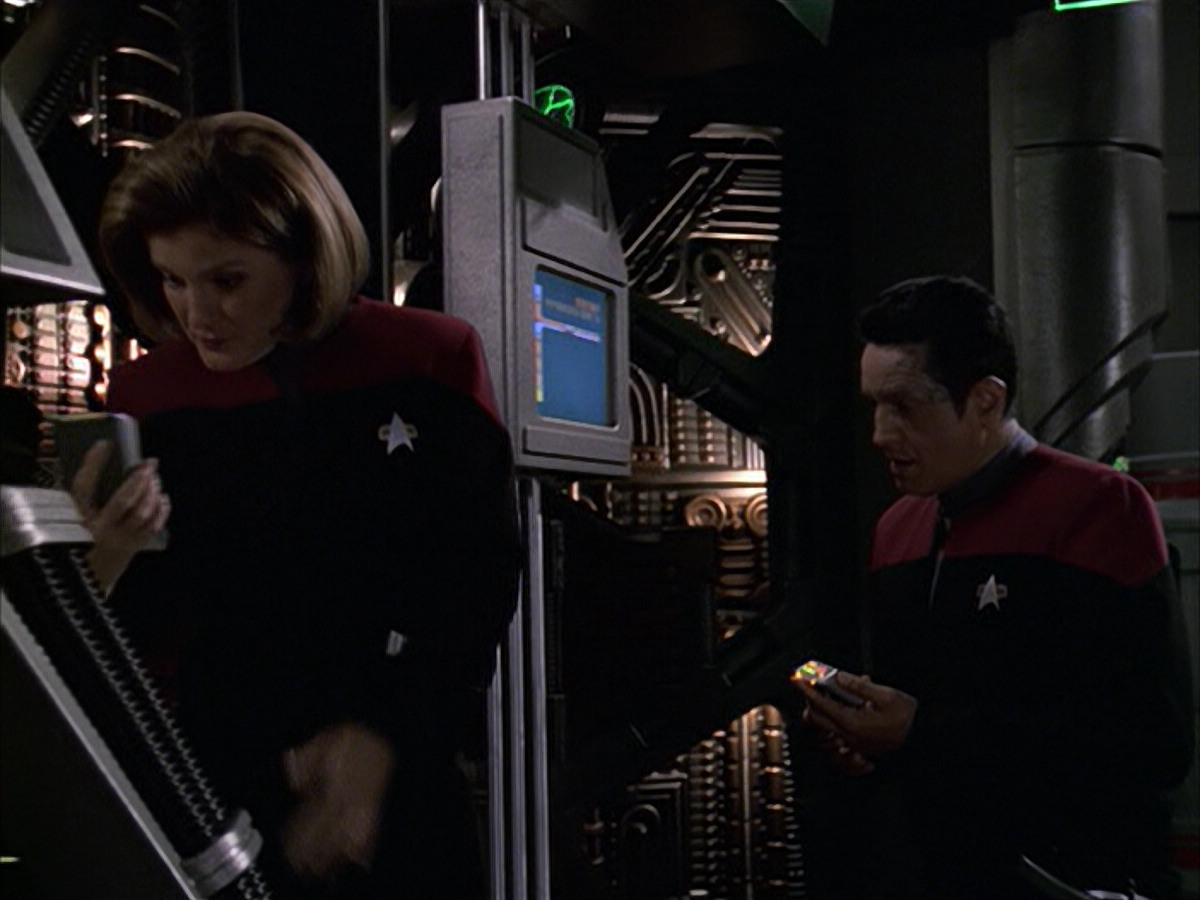 extant_StarTrek_VOY_6x09-TheVoyagerConspiracy_02808.jpg