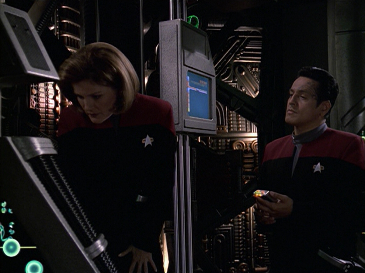 extant_StarTrek_VOY_6x09-TheVoyagerConspiracy_02811.jpg