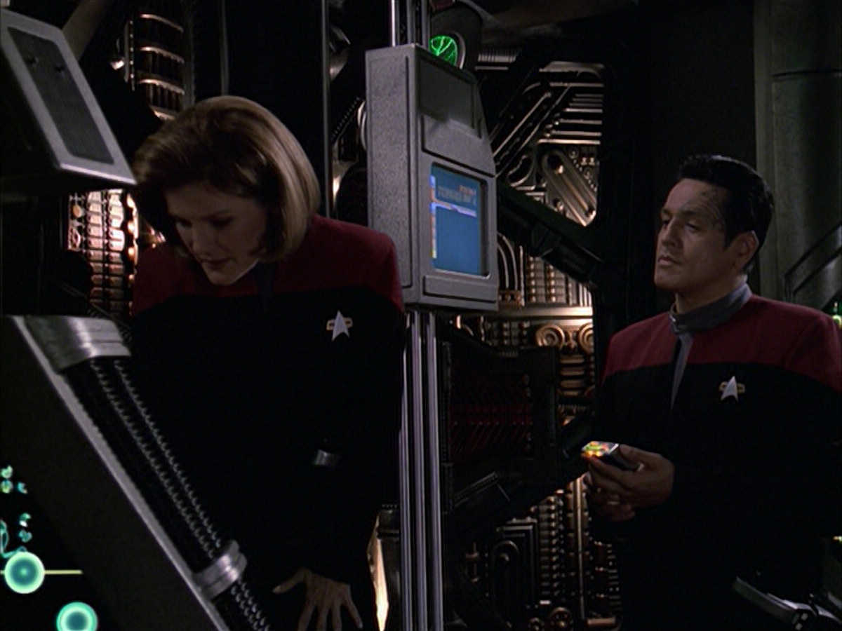 extant_StarTrek_VOY_6x09-TheVoyagerConspiracy_02812.jpg