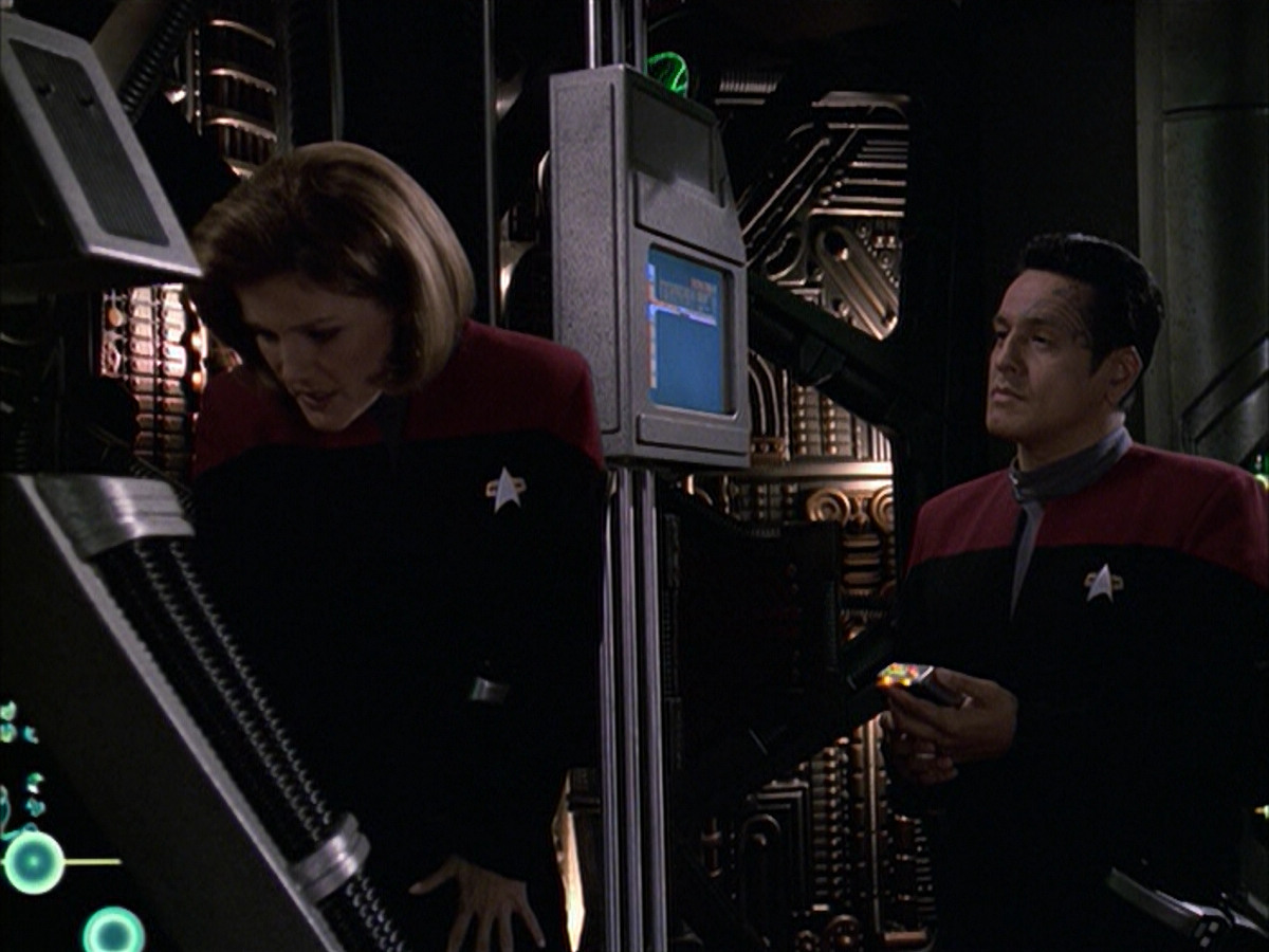 extant_StarTrek_VOY_6x09-TheVoyagerConspiracy_02813.jpg