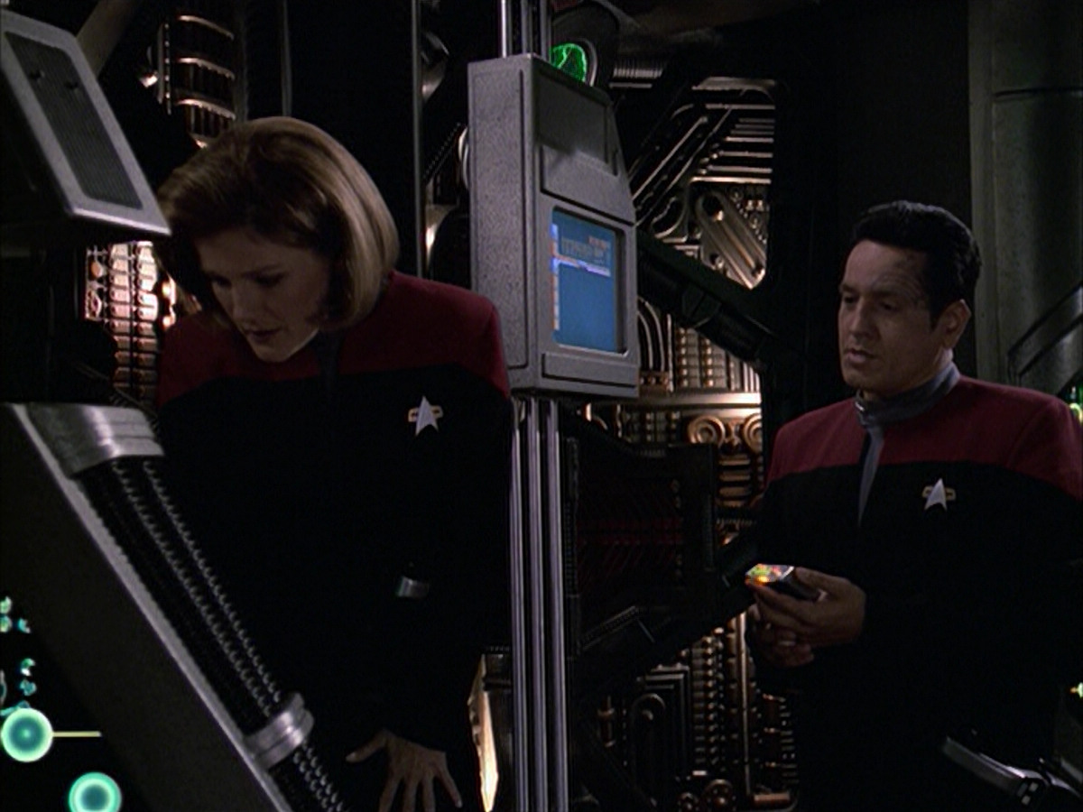 extant_StarTrek_VOY_6x09-TheVoyagerConspiracy_02816.jpg