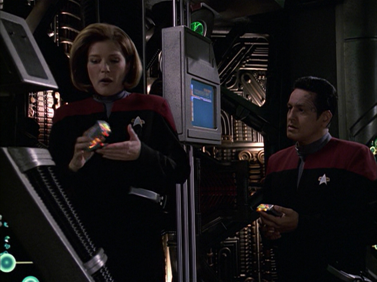 extant_StarTrek_VOY_6x09-TheVoyagerConspiracy_02819.jpg