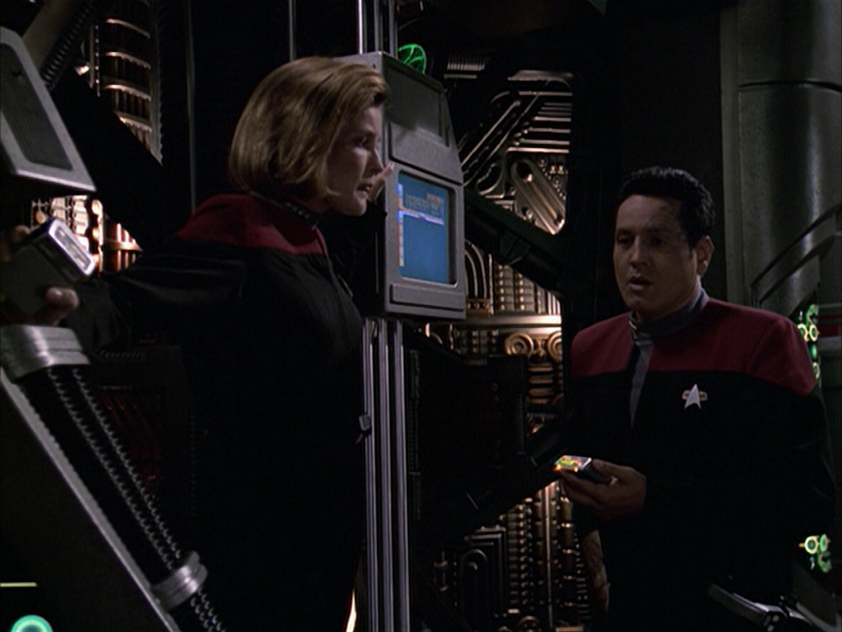 extant_StarTrek_VOY_6x09-TheVoyagerConspiracy_02827.jpg