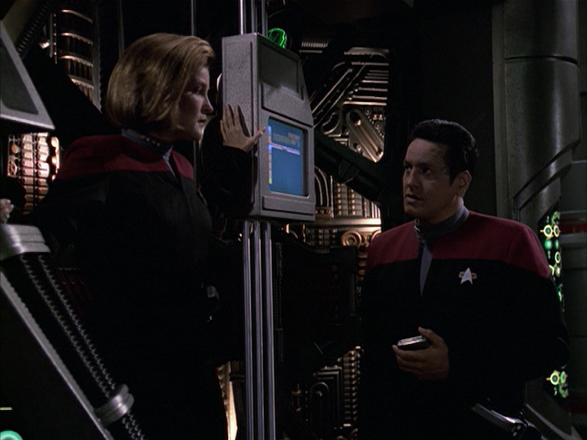 extant_StarTrek_VOY_6x09-TheVoyagerConspiracy_02924.jpg