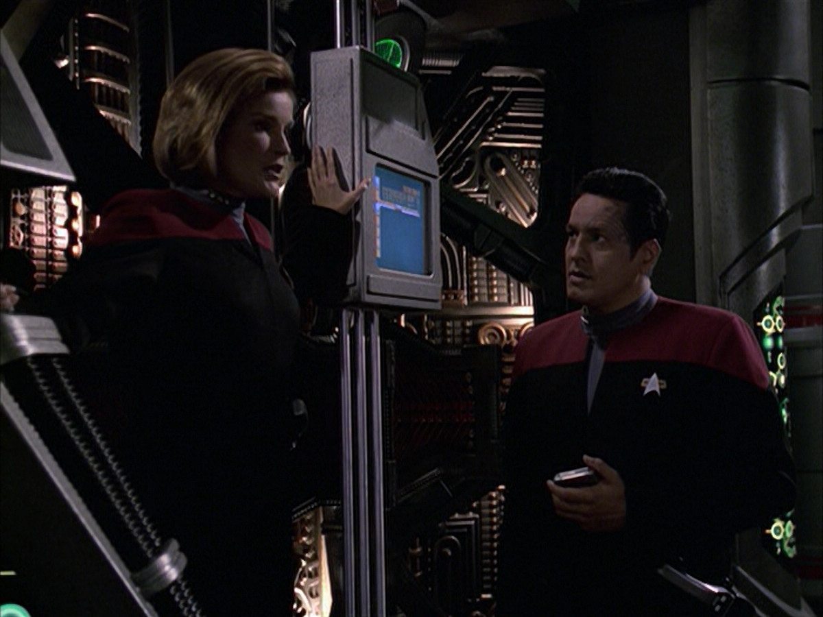 extant_StarTrek_VOY_6x09-TheVoyagerConspiracy_02925.jpg