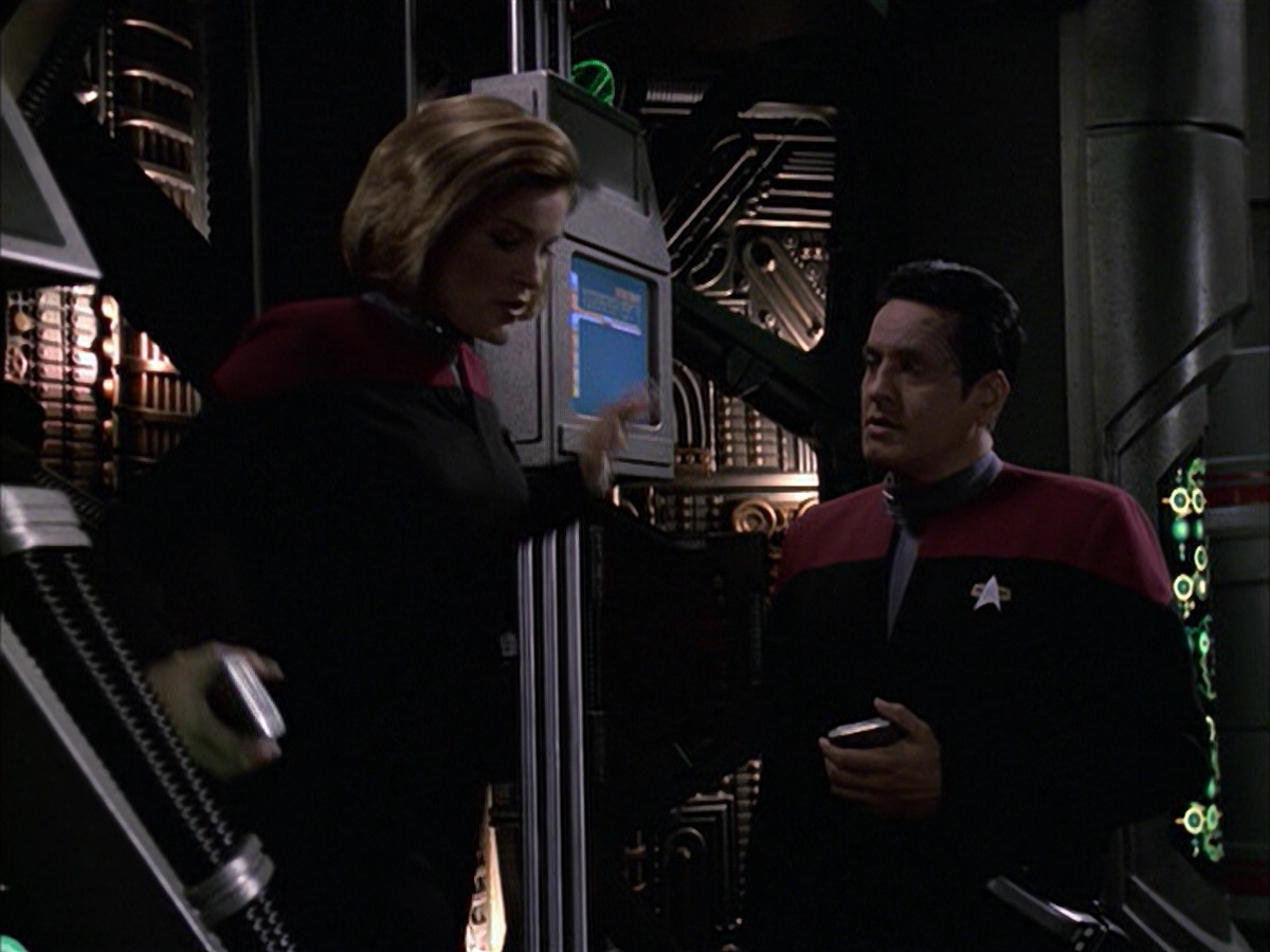 extant_StarTrek_VOY_6x09-TheVoyagerConspiracy_02926.jpg