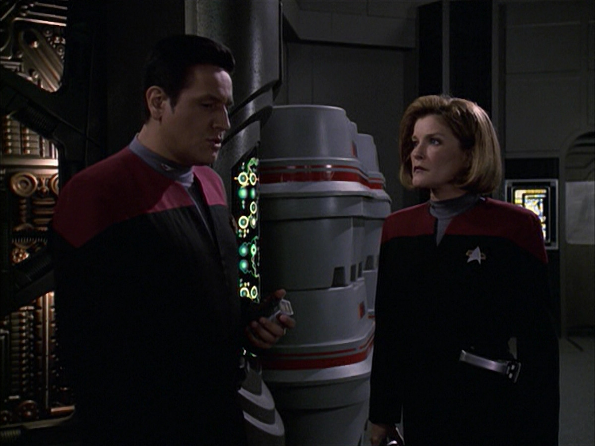 extant_StarTrek_VOY_6x09-TheVoyagerConspiracy_02932.jpg